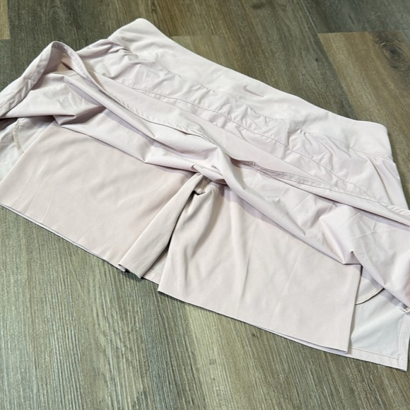 Nike Dri-FIT Bliss Women's Mid-Rise Training Skort - Lavender - Picture 7 of 7